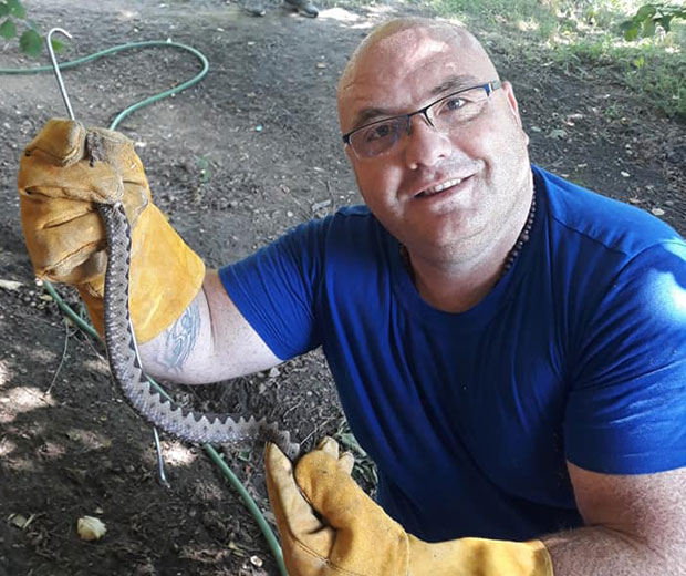 Владица има два занимљива хобија: Кад не спрема месне специјалитете, неустрашиво хвата змије
